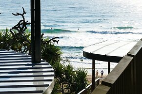 2-bed Coastal Haven With Pool by Sunshine Beach
