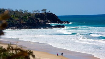 2-bed Coastal Haven With Pool by Sunshine Beach