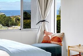 2-bed Coastal Haven With Pool by Sunshine Beach