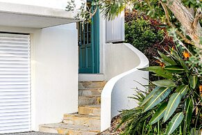 2-bed Coastal Haven With Pool by Sunshine Beach