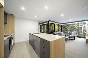 Chic Inner-city 2-bed Abode With Pool, Gym & Sauna