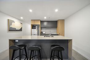 Chic Inner-city 2-bed Abode With Pool, Gym & Sauna