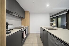 Chic Inner-city 2-bed Abode With Pool, Gym & Sauna