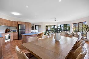 Beachside 4-bed Retreat With Study Nook & Views