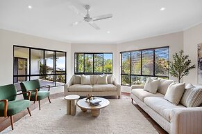 Beachside 4-bed Retreat With Study Nook & Views