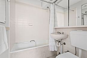 Apartment With Pool Access, a Minute to the Beach