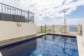 Apartment With Pool Access, a Minute to the Beach