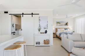 Beachfront Studio With Balcony & Stunning Views
