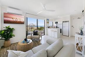 Beachfront Studio With Balcony & Stunning Views