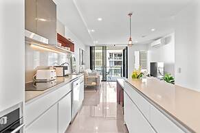 Stylish West End Stay With Rooftop Pool & BBQ