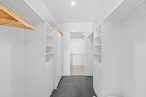 Stylish West End Stay With Rooftop Pool & BBQ