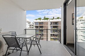 Stylish West End Stay With Rooftop Pool & BBQ