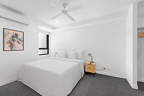 Stylish West End Stay With Rooftop Pool & BBQ