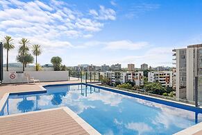 Stylish West End Stay With Rooftop Pool & BBQ