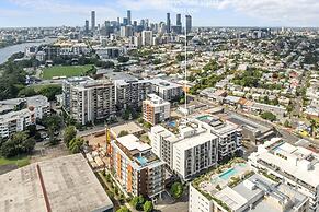 Stylish West End Stay With Rooftop Pool & BBQ