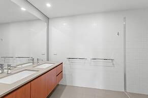 Stylish West End Stay With Rooftop Pool & BBQ