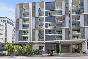 Stylish West End Stay With Rooftop Pool & BBQ