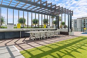 Stylish West End Stay With Rooftop Pool & BBQ