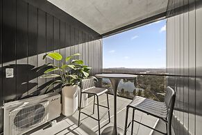 Refined 2-bed With Luxurious Building Amenities