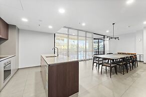 Refined 2-bed With Luxurious Building Amenities