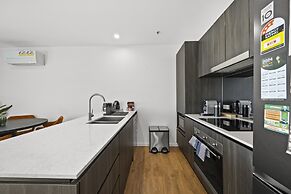 Refined 2-bed With Luxurious Building Amenities