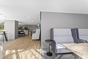 Refined 2-bed With Luxurious Building Amenities