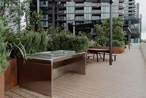 Refined 2-bed With Luxurious Building Amenities