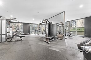 Refined 2-bed With Luxurious Building Amenities