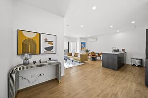Refined 2-bed With Luxurious Building Amenities