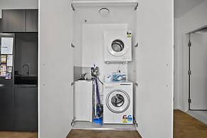 Refined 2-bed With Luxurious Building Amenities