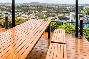 Impeccable 2-bed With Pool & Outdoor Dining