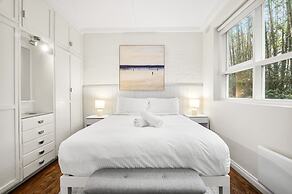 Charming 1-bed With Fireplace by the Beach