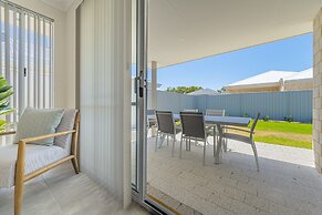Bright & Airy 3-bed House Near Rockingham Beach