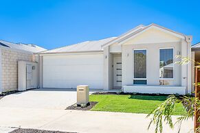 Bright & Airy 3-bed House Near Rockingham Beach