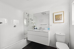 Poolside Stay - Close to Taronga Zoo & Luna Park