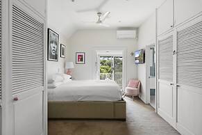 Poolside Stay - Close to Taronga Zoo & Luna Park