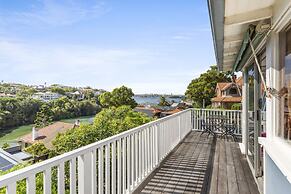 Poolside Stay - Close to Taronga Zoo & Luna Park