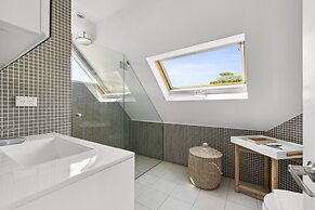 Poolside Stay - Close to Taronga Zoo & Luna Park