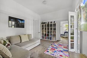 Poolside Stay - Close to Taronga Zoo & Luna Park