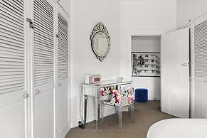 Poolside Stay - Close to Taronga Zoo & Luna Park