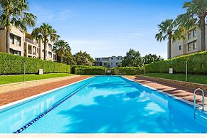 Elegant Stay in Balmain With Pool Access