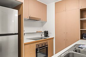Vibrant 2-bed Apartment With Pool and Gym Access