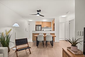 Vibrant 2-bed Apartment With Pool and Gym Access