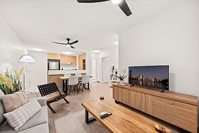 Vibrant 2-bed Apartment With Pool and Gym Access