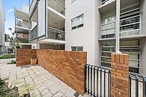 Vibrant 2-bed Apartment With Pool and Gym Access