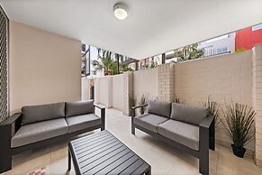 Vibrant 2-bed Apartment With Pool and Gym Access