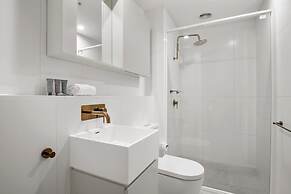 Bright 2-bed Apartment in Fitzroy's Heart