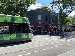 Bright 2-bed Apartment in Fitzroy's Heart