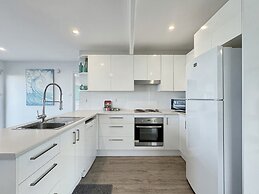 Oceanfront 4-bed Haven With BBQ & Alfresco Dining