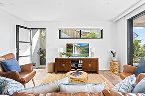 Ocean Views, Deck and Parking at Beach Apartment